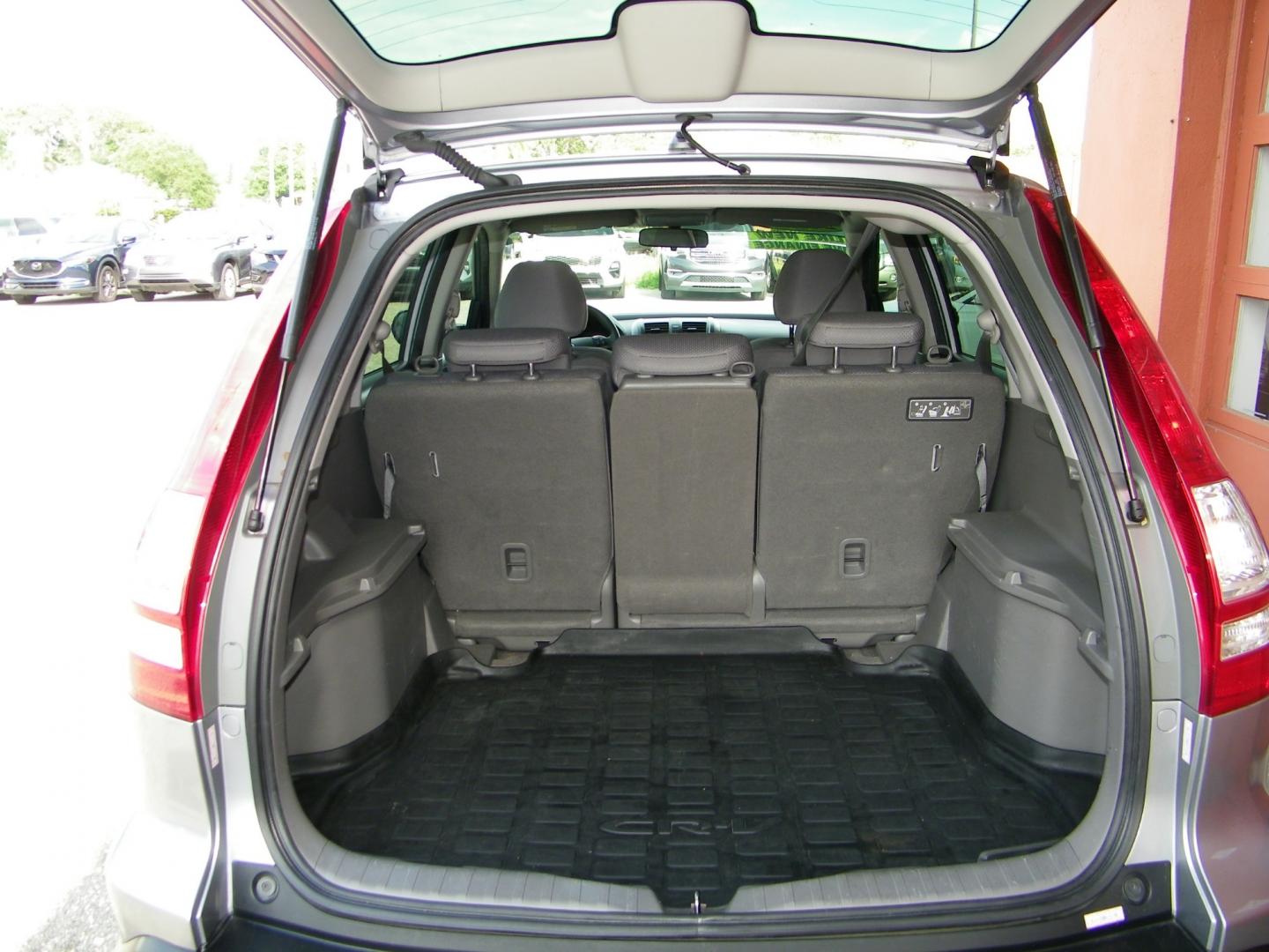 2008 Silver /Gray Honda CR-V LX (3CZRE38398G) with an 2.4L L4 DOHC 16V engine, 5-Speed Automatic Overdrive transmission, located at 4000 Bee Ridge Road, Sarasota, FL, 34233, (941) 926-0300, 27.298664, -82.489151 - Photo#5